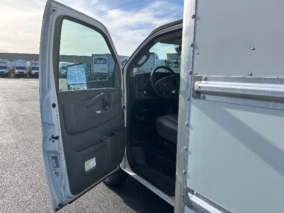 Light Duty Box Truck-Light and Medium Duty Trucks-GMC-2021-Savana G33903-Louisville-KY-125,345\n\t\tmiles-$ 27,000 - Image 15