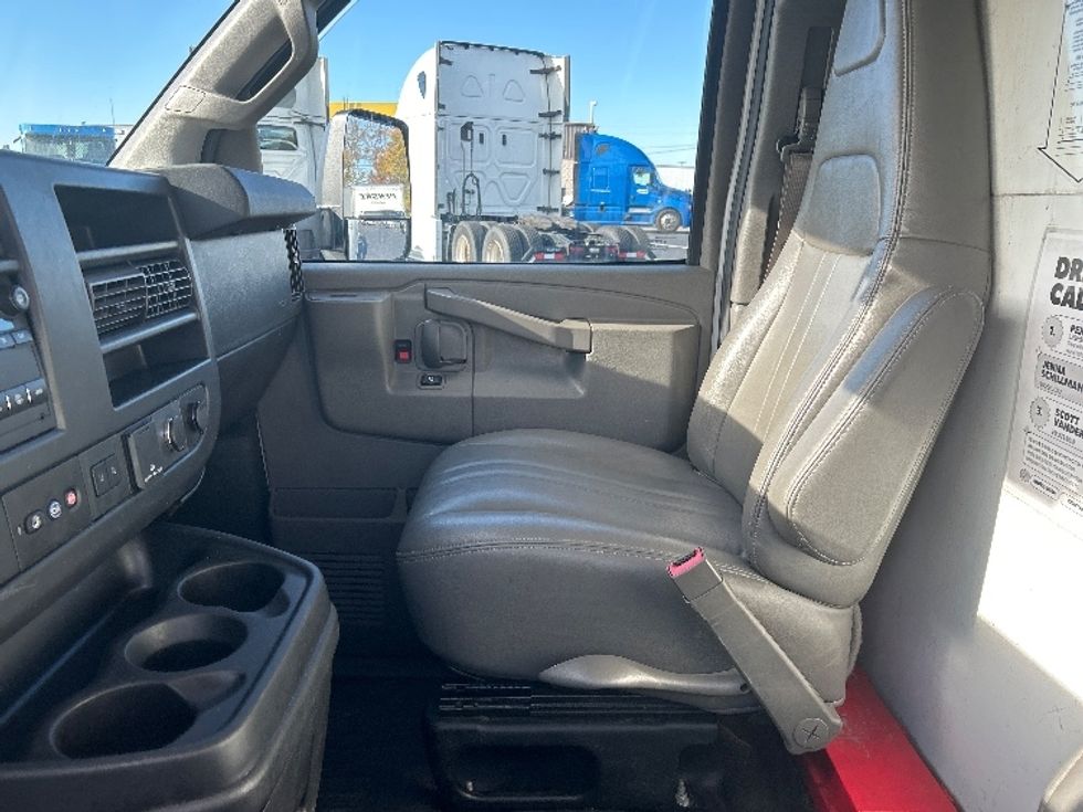 Light Duty Box Truck-Light and Medium Duty Trucks-GMC-2021-Savana G33903-Louisville-KY-125,345\n\t\tmiles-$ 27,000 - Image 18