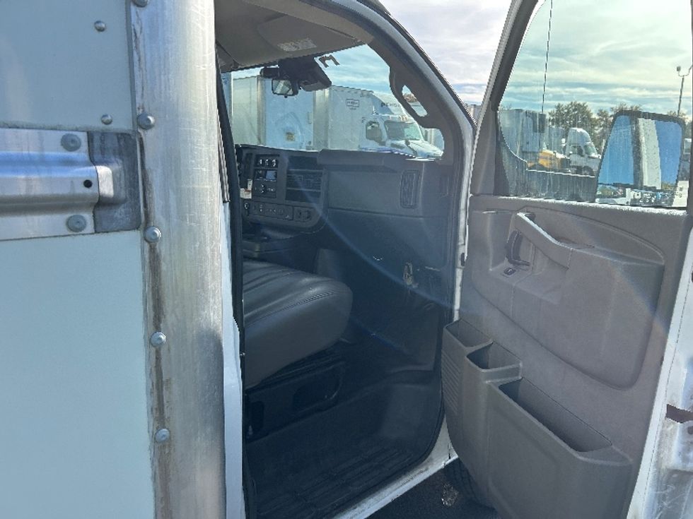 Light Duty Box Truck-Light and Medium Duty Trucks-GMC-2021-Savana G33903-Louisville-KY-125,345\n\t\tmiles-$ 27,000 - Image 19