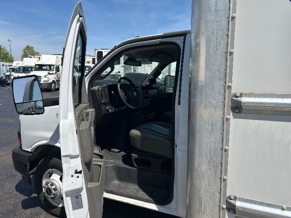 Light Duty Box Truck-Light and Medium Duty Trucks-GMC-2021-Savana G33903-Louisville-KY-69,399\n\t\tmiles-$ 33,000 - Image 16