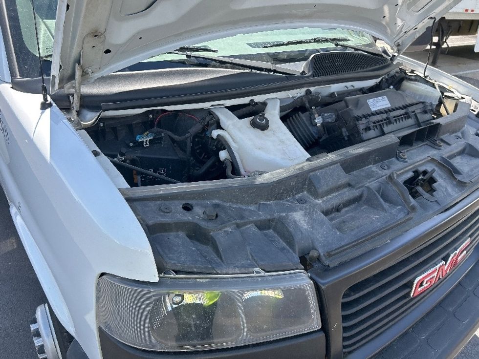 Light Duty Box Truck-Light and Medium Duty Trucks-GMC-2021-Savana G33903-Louisville-KY-69,399\n\t\tmiles-$ 33,000 - Image 23