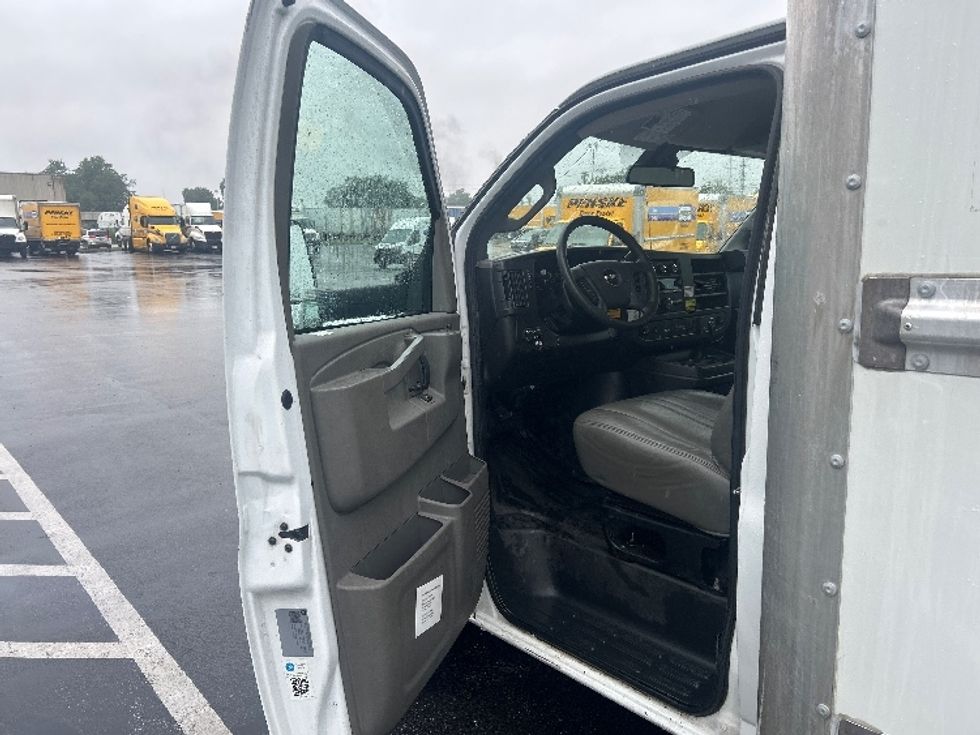 Light Duty Box Truck-Light and Medium Duty Trucks-GMC-2021-Savana G33903-Louisville-KY-90,838\n\t\tmiles-$ 28,250 - Image 14
