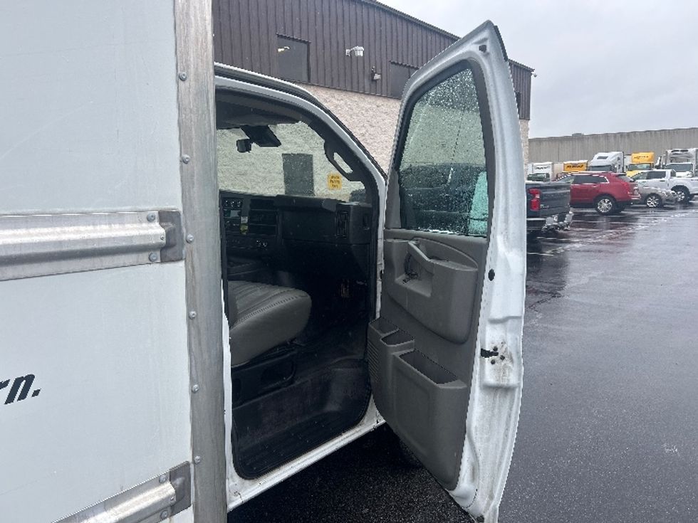 Light Duty Box Truck-Light and Medium Duty Trucks-GMC-2021-Savana G33903-Louisville-KY-90,838\n\t\tmiles-$ 28,250 - Image 18