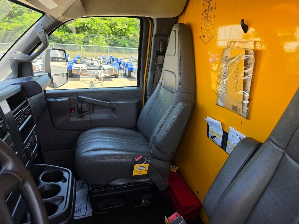 Light Duty Box Truck-Light and Medium Duty Trucks-GMC-2021-Savana G33903-Louisville-KY-94,952\n\t\tmiles-$ 26,500 - Image 19