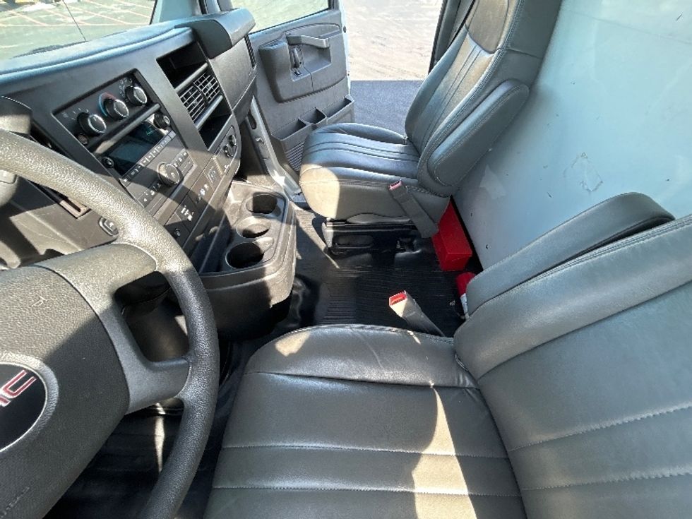 Light Duty Box Truck-Light and Medium Duty Trucks-GMC-2021-Savana G33903-Lowell-AR-118,339\n\t\tmiles-$ 27,000 - Image 17