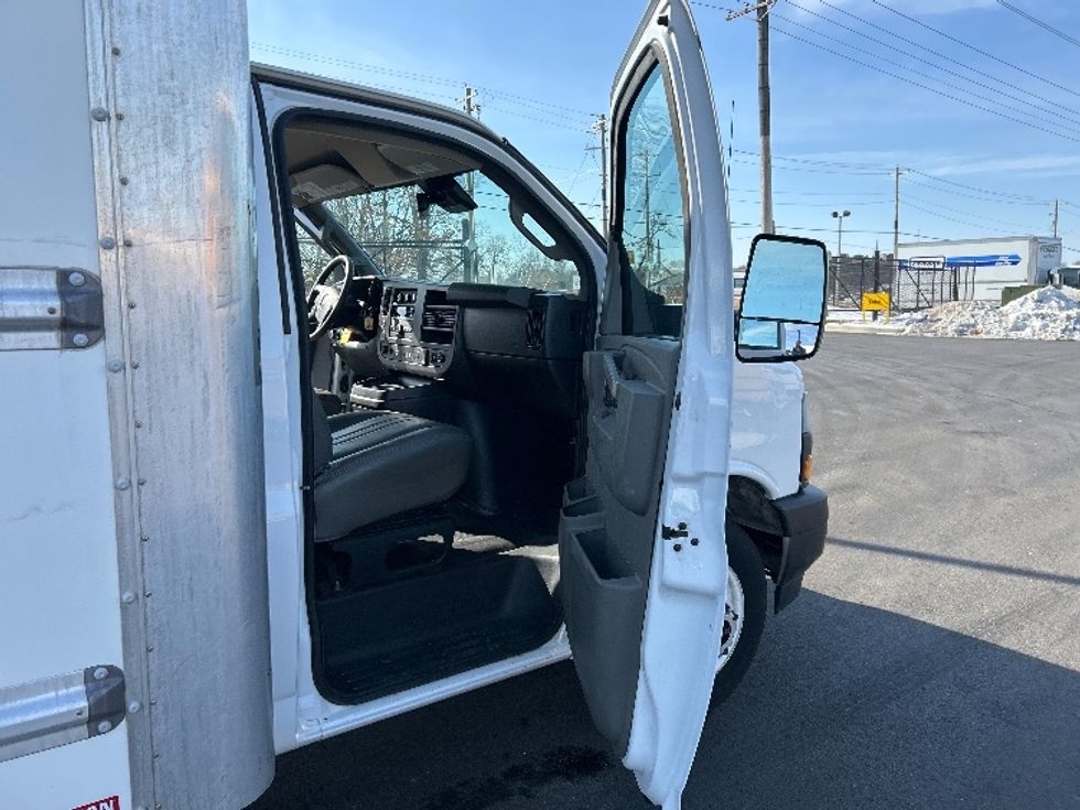 Light Duty Box Truck-Light and Medium Duty Trucks-GMC-2021-Savana G33903-Lowell-AR-118,339\n\t\tmiles-$ 27,000 - Image 18