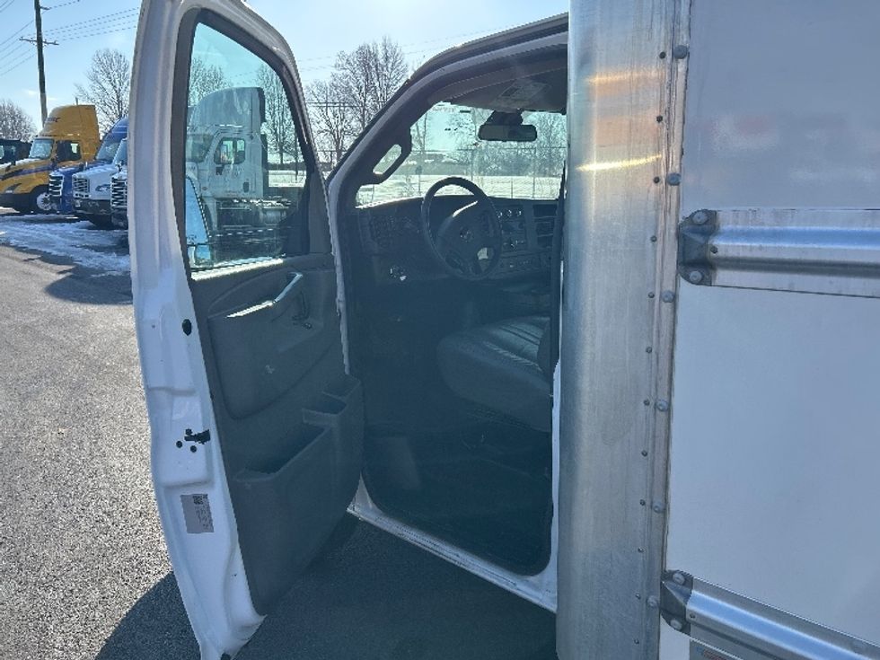 Light Duty Box Truck-Light and Medium Duty Trucks-GMC-2021-Savana G33903-Lowell-AR-123,145\n\t\tmiles-$ 26,500 - Image 14