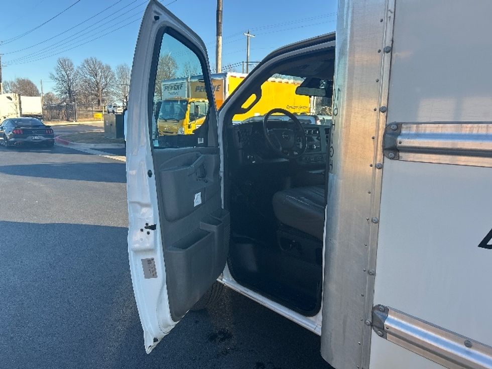 Light Duty Box Truck-Light and Medium Duty Trucks-GMC-2021-Savana G33903-Lowell-AR-94,700\n\t\tmiles-$ 29,750 - Image 16