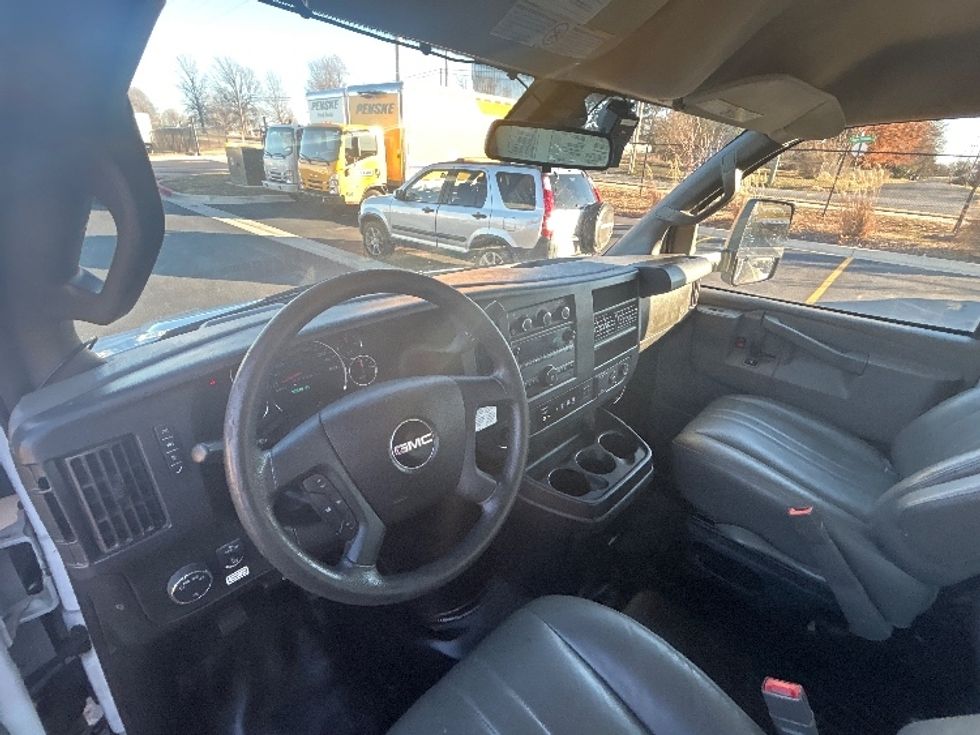 Light Duty Box Truck-Light and Medium Duty Trucks-GMC-2021-Savana G33903-Lowell-AR-94,700\n\t\tmiles-$ 29,750 - Image 17