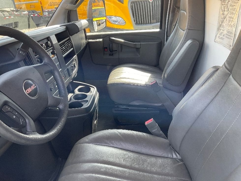 Light Duty Box Truck-Light and Medium Duty Trucks-GMC-2021-Savana G33903-Lowell-AR-96,930\n\t\tmiles-$ 29,500 - Image 19