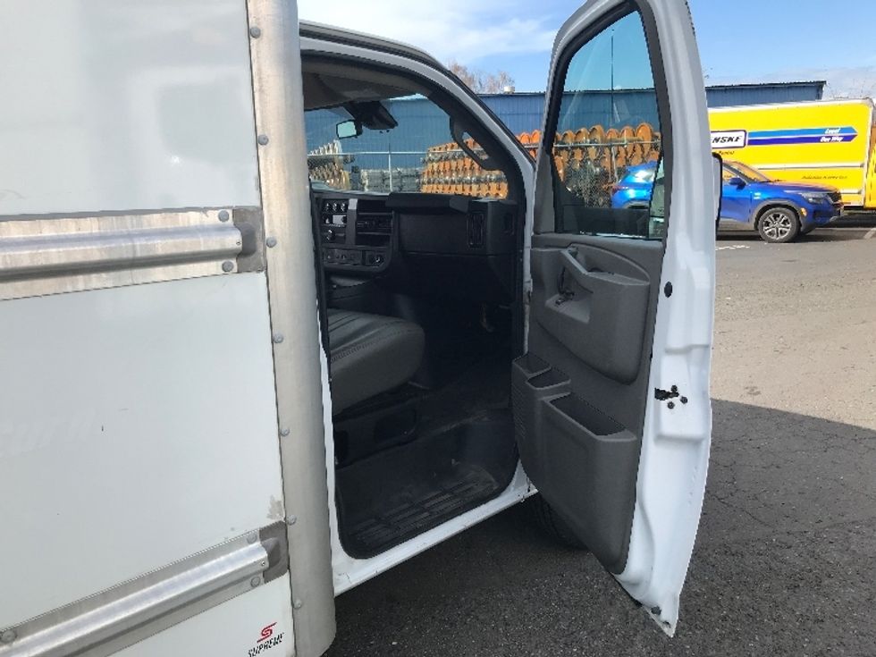 Light Duty Box Truck-Light and Medium Duty Trucks-GMC-2021-Savana G33903-Lowell-AR-96,930\n\t\tmiles-$ 29,500 - Image 20