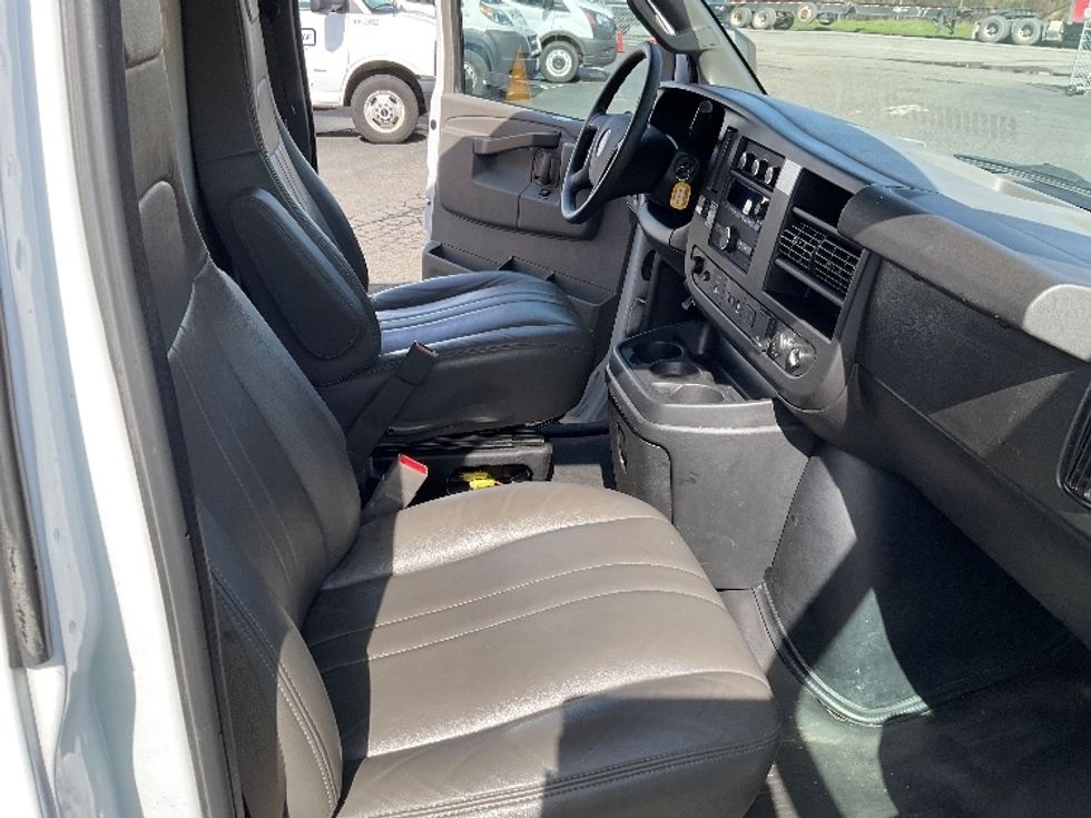 Light Duty Box Truck-Light and Medium Duty Trucks-GMC-2021-Savana G33903-Lowell-AR-96,930\n\t\tmiles-$ 29,500 - Image 22