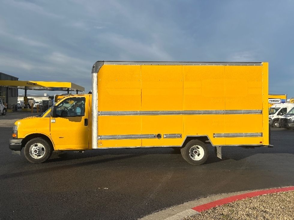 Light Duty Box Truck-Light and Medium Duty Trucks-GMC-2021-Savana G33903-Lowell-AR-99,489\n\t\tmiles-$ 26,250 - Image 4