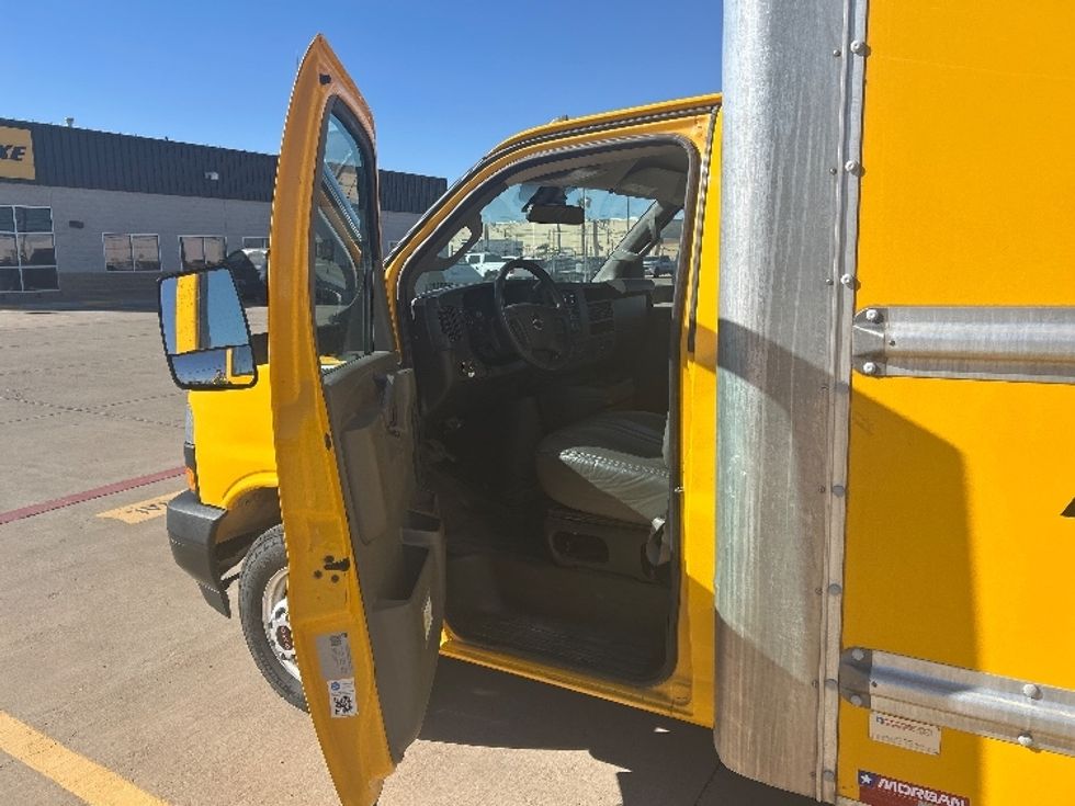 Light Duty Box Truck-Light and Medium Duty Trucks-GMC-2021-Savana G33903-Lubbock-TX-102,802\n\t\tmiles-$ 26,000 - Image 16