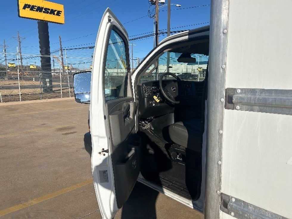 Light Duty Box Truck-Light and Medium Duty Trucks-GMC-2021-Savana G33903-Lubbock-TX-105,632\n\t\tmiles-$ 28,750 - Image 16