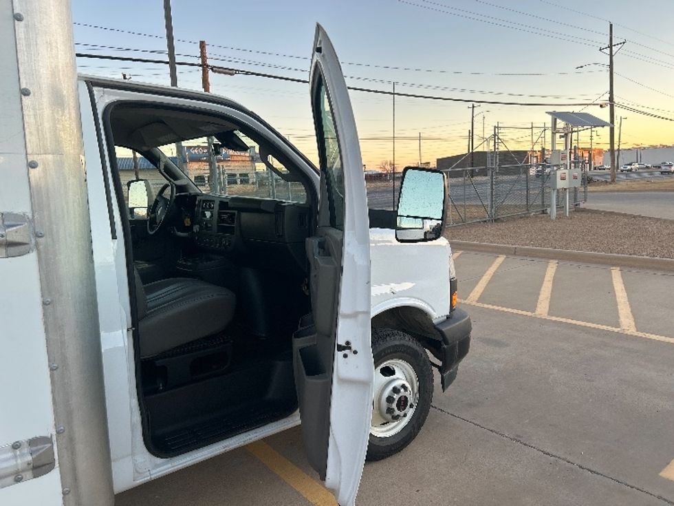 Light Duty Box Truck-Light and Medium Duty Trucks-GMC-2021-Savana G33903-Lubbock-TX-109,648\n\t\tmiles-$ 28,250 - Image 20