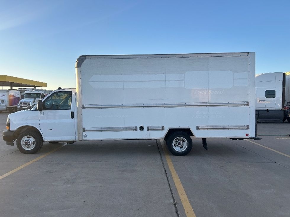 Light Duty Box Truck-Light and Medium Duty Trucks-GMC-2021-Savana G33903-Lubbock-TX-109,648\n\t\tmiles-$ 28,250 - Image 4
