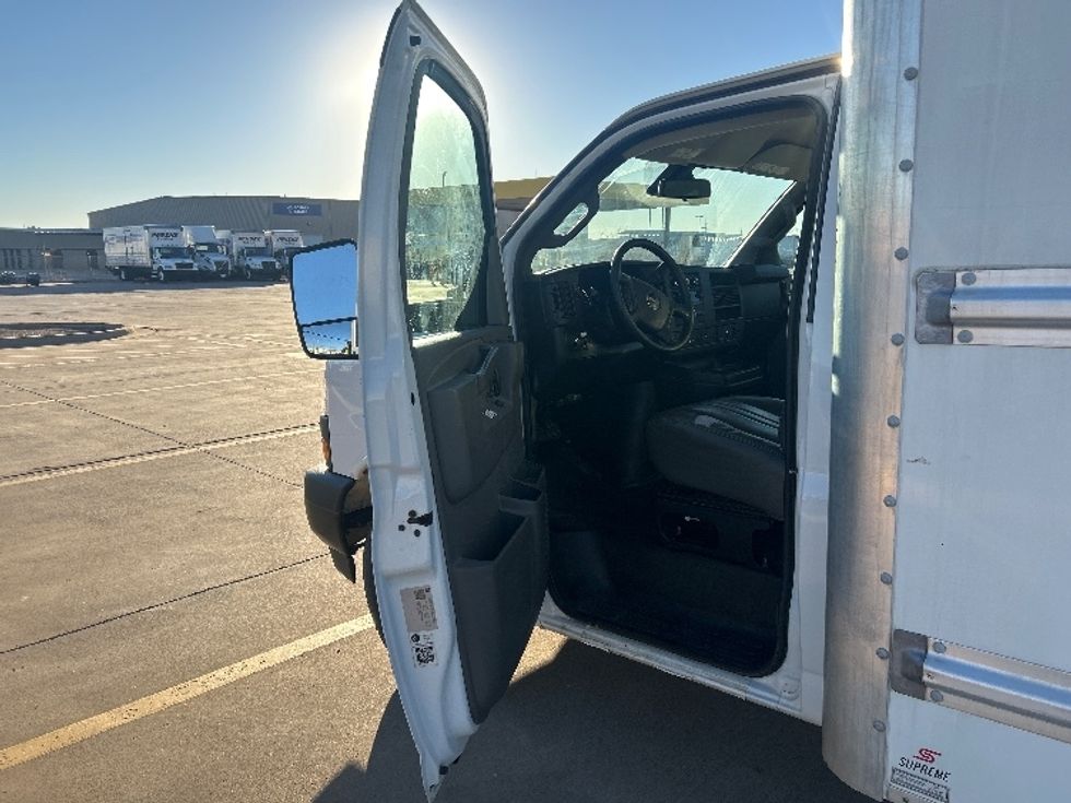Light Duty Box Truck-Light and Medium Duty Trucks-GMC-2021-Savana G33903-Lubbock-TX-85,862\n\t\tmiles-$ 31,500 - Image 16