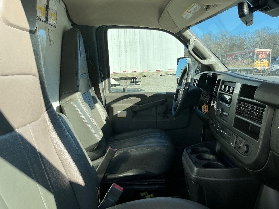 Light Duty Box Truck-Light and Medium Duty Trucks-GMC-2021-Savana G33903-Macon-GA-117,334\n\t\tmiles-$ 28,750 - Image 22