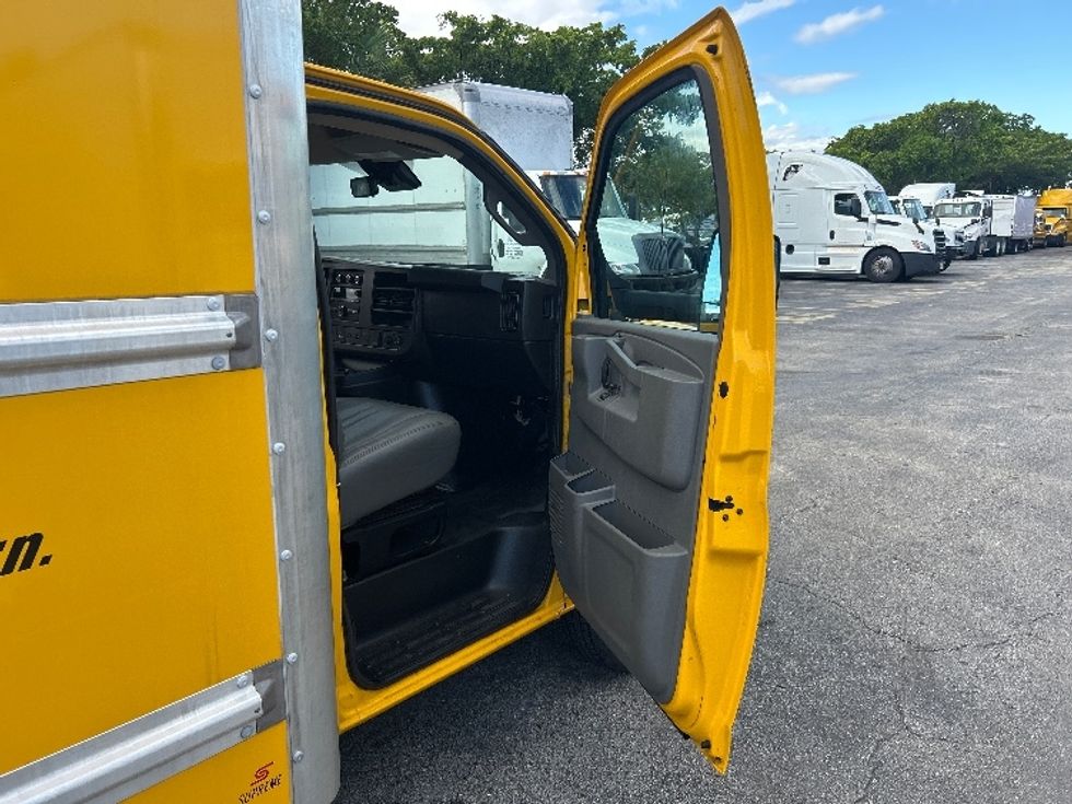 Light Duty Box Truck-Light and Medium Duty Trucks-GMC-2021-Savana G33903-Medley-FL-104,469\n\t\tmiles-$ 27,000 - Image 20