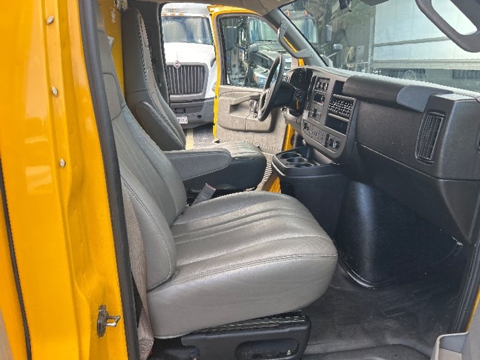 Light Duty Box Truck-Light and Medium Duty Trucks-GMC-2021-Savana G33903-Medley-FL-104,469\n\t\tmiles-$ 27,000 - Image 22