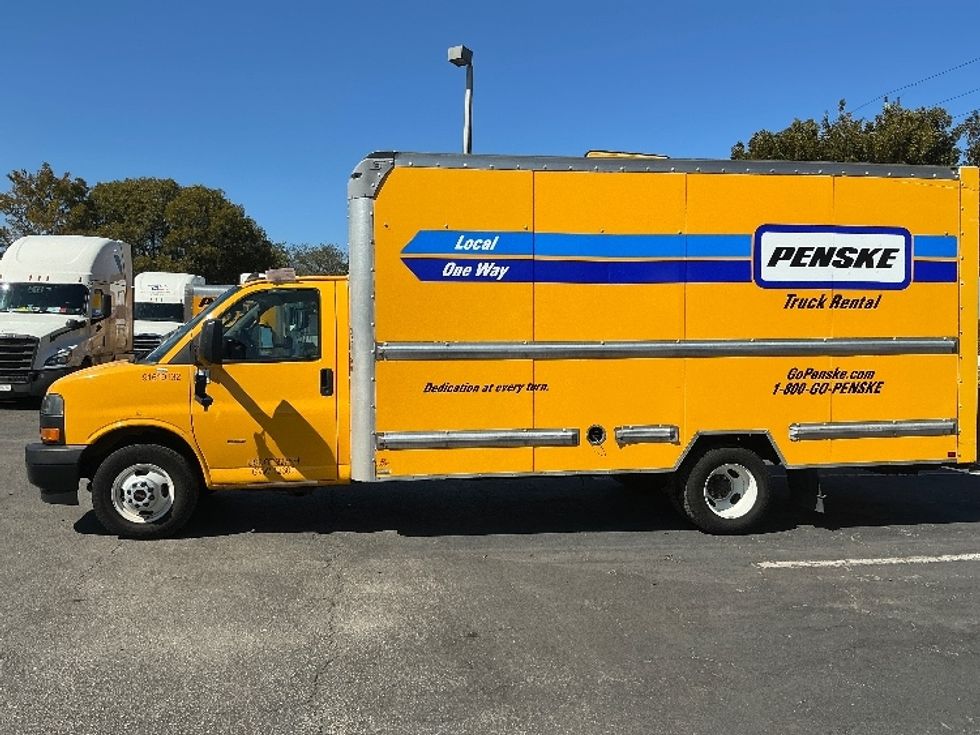 Light Duty Box Truck-Light and Medium Duty Trucks-GMC-2021-Savana G33903-Medley-FL-104,469\n\t\tmiles-$ 27,000 - Image 4