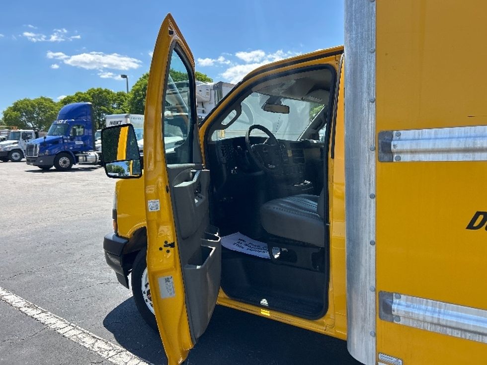 Light Duty Box Truck-Light and Medium Duty Trucks-GMC-2021-Savana G33903-Medley-FL-93,692\n\t\tmiles-$ 27,500 - Image 17