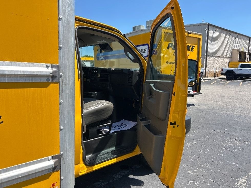 Light Duty Box Truck-Light and Medium Duty Trucks-GMC-2021-Savana G33903-Medley-FL-93,692\n\t\tmiles-$ 27,500 - Image 20