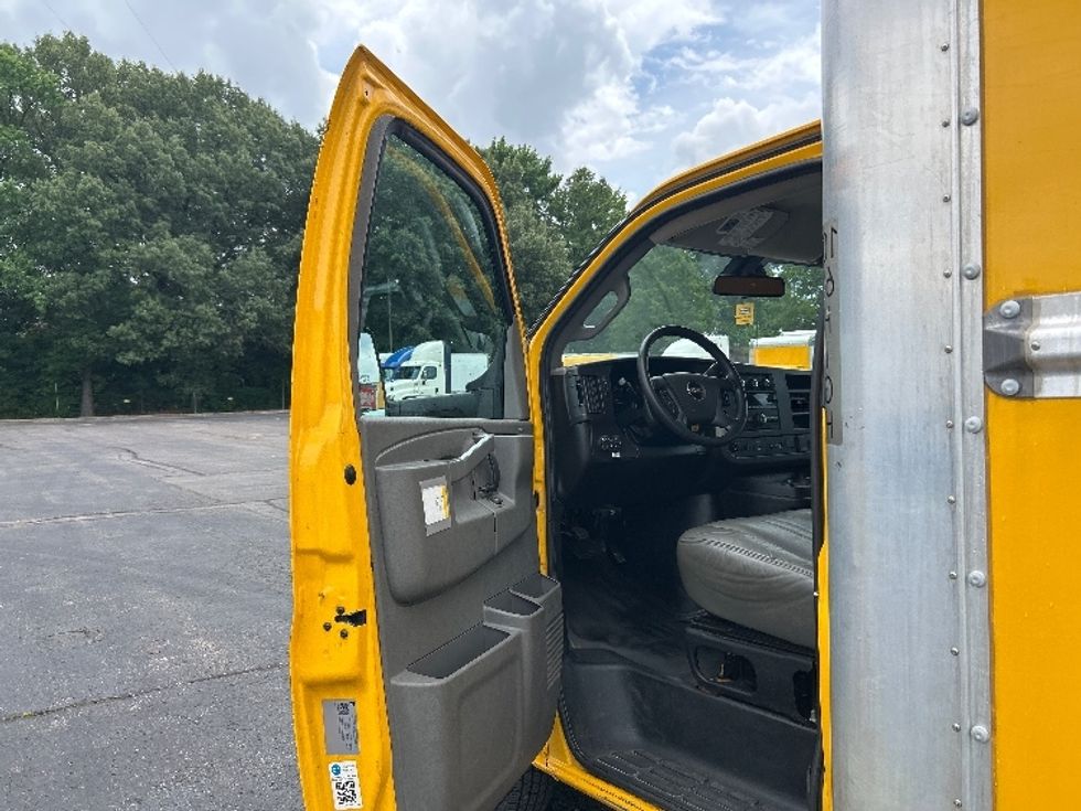Light Duty Box Truck-Light and Medium Duty Trucks-GMC-2021-Savana G33903-Memphis-TN-114,693\n\t\tmiles-$ 26,750 - Image 12