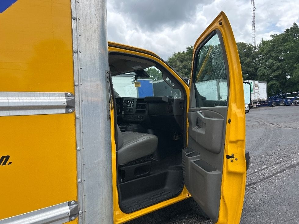 Light Duty Box Truck-Light and Medium Duty Trucks-GMC-2021-Savana G33903-Memphis-TN-114,693\n\t\tmiles-$ 26,750 - Image 16