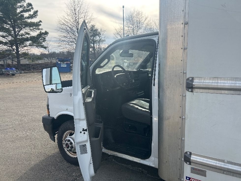 Light Duty Box Truck-Light and Medium Duty Trucks-GMC-2021-Savana G33903-Memphis-TN-120,237\n\t\tmiles-$ 26,750 - Image 16
