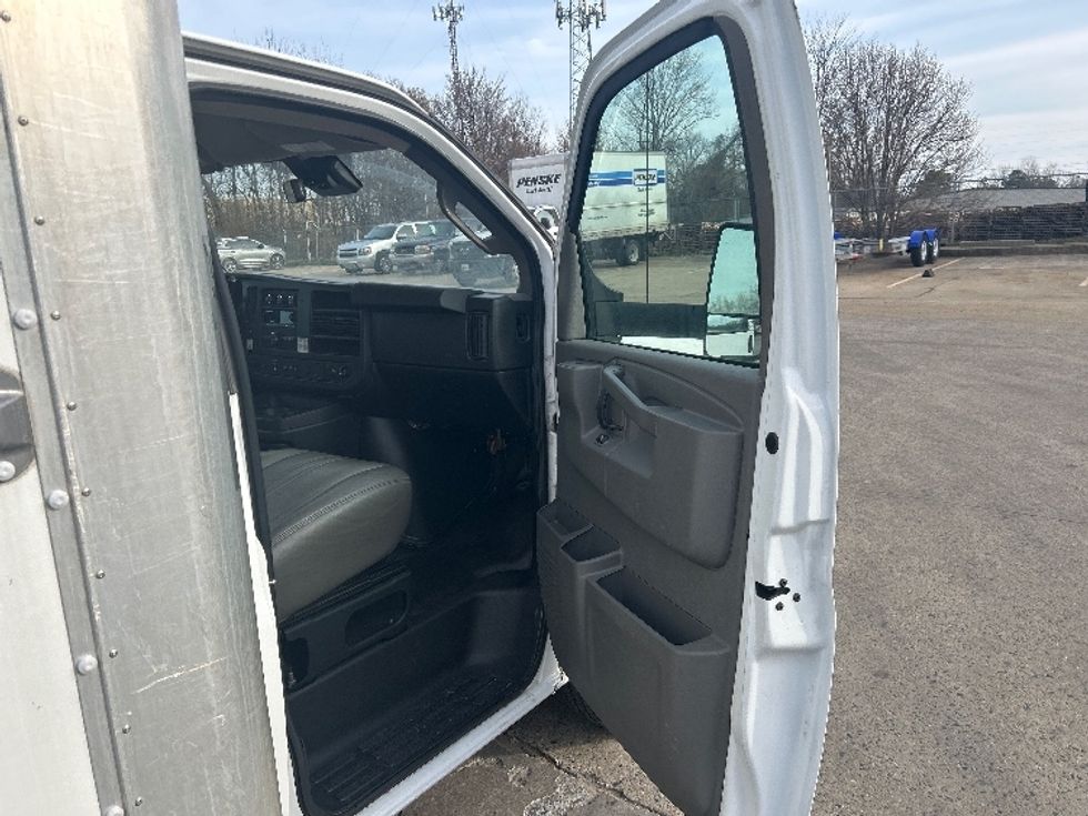 Light Duty Box Truck-Light and Medium Duty Trucks-GMC-2021-Savana G33903-Memphis-TN-120,237\n\t\tmiles-$ 26,750 - Image 20