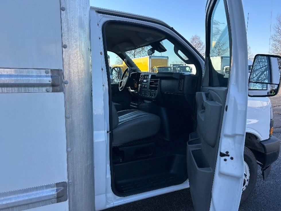 Light Duty Box Truck-Light and Medium Duty Trucks-GMC-2021-Savana G33903-Memphis-TN-122,877\n\t\tmiles-$ 26,500 - Image 20