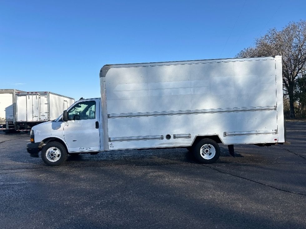 Light Duty Box Truck-Light and Medium Duty Trucks-GMC-2021-Savana G33903-Memphis-TN-122,877\n\t\tmiles-$ 26,500 - Image 4