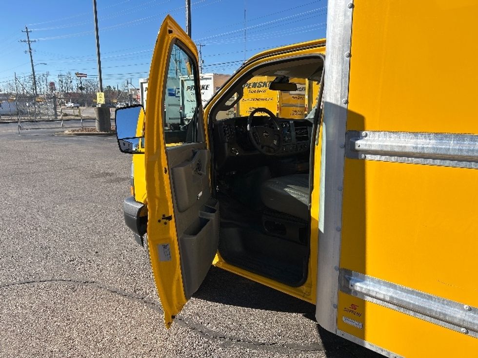 Light Duty Box Truck-Light and Medium Duty Trucks-GMC-2021-Savana G33903-Memphis-TN-70,637\n\t\tmiles-$ 29,500 - Image 16