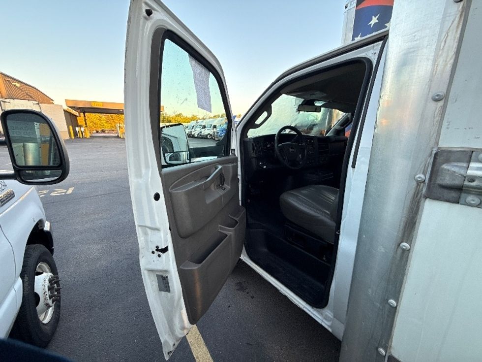 Light Duty Box Truck-Light and Medium Duty Trucks-GMC-2021-Savana G33903-Middlefield-OH-100,192\n\t\tmiles-$ 29,000 - Image 16