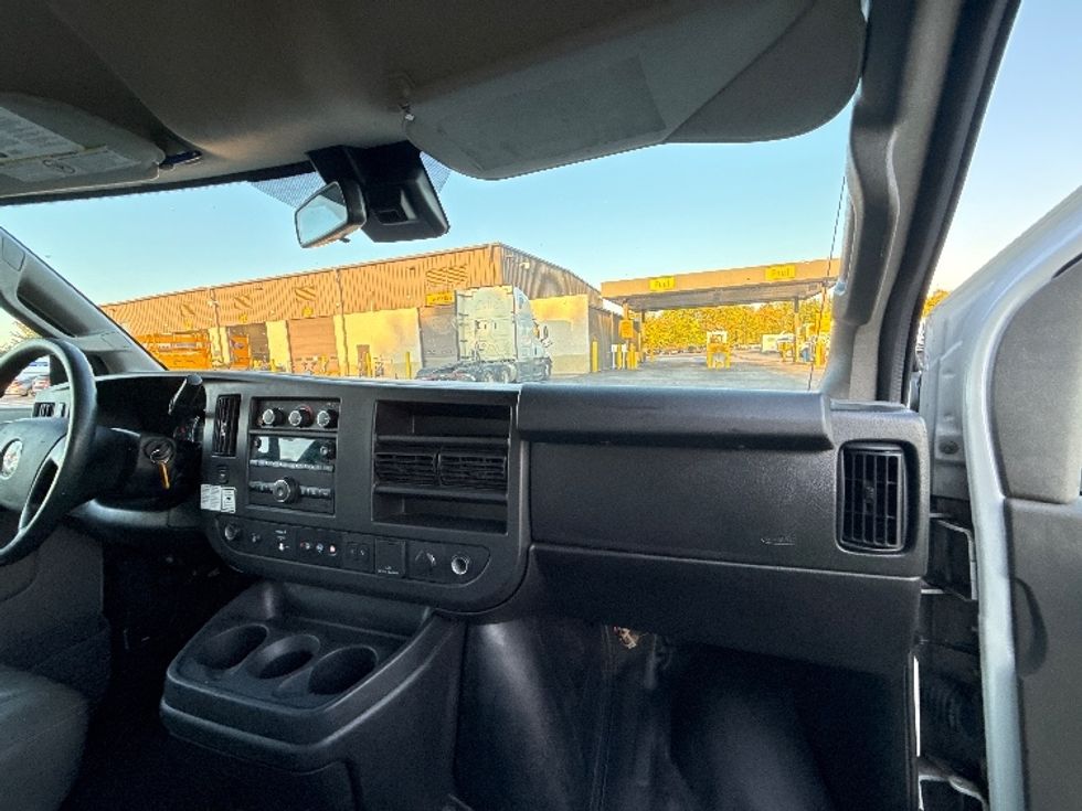 Light Duty Box Truck-Light and Medium Duty Trucks-GMC-2021-Savana G33903-Middlefield-OH-100,192\n\t\tmiles-$ 29,000 - Image 21