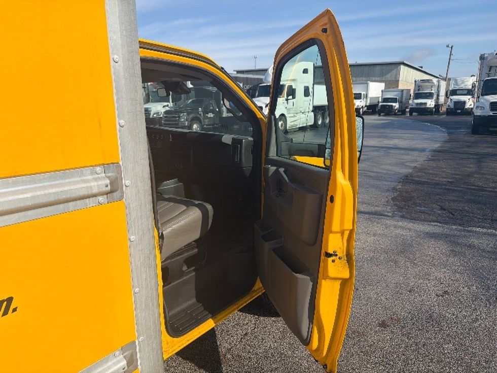 Light Duty Box Truck-Light and Medium Duty Trucks-GMC-2021-Savana G33903-Middlefield-OH-101,965\n\t\tmiles-$ 26,000 - Image 16