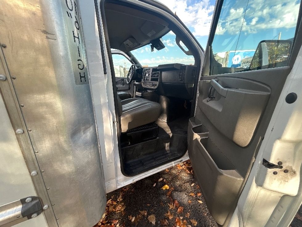 Light Duty Box Truck-Light and Medium Duty Trucks-GMC-2021-Savana G33903-Middlefield-OH-102,203\n\t\tmiles-$ 27,500 - Image 17