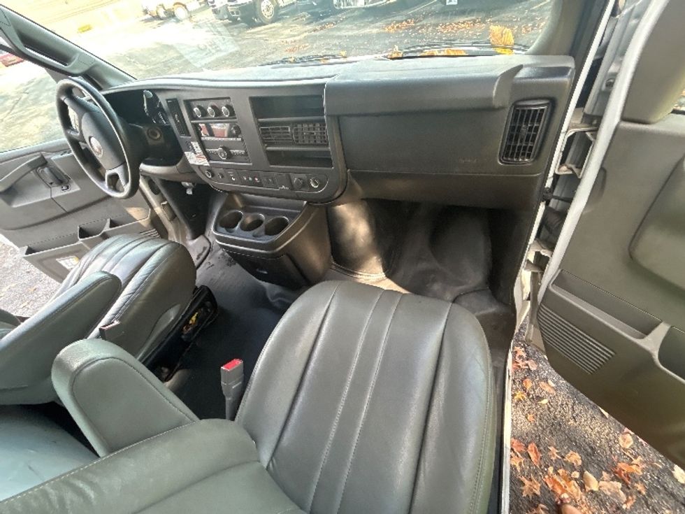 Light Duty Box Truck-Light and Medium Duty Trucks-GMC-2021-Savana G33903-Middlefield-OH-102,203\n\t\tmiles-$ 27,500 - Image 18