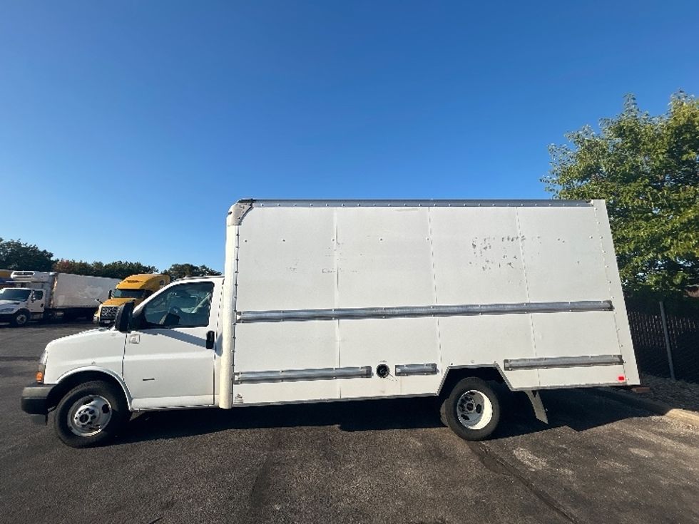 Light Duty Box Truck-Light and Medium Duty Trucks-GMC-2021-Savana G33903-Middlefield-OH-106,511\n\t\tmiles-$ 28,250 - Image 4