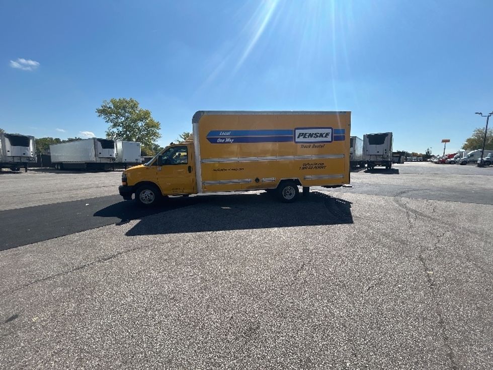 Light Duty Box Truck-Light and Medium Duty Trucks-GMC-2021-Savana G33903-Middlefield-OH-109,317\n\t\tmiles-$ 25,250 - Image 4