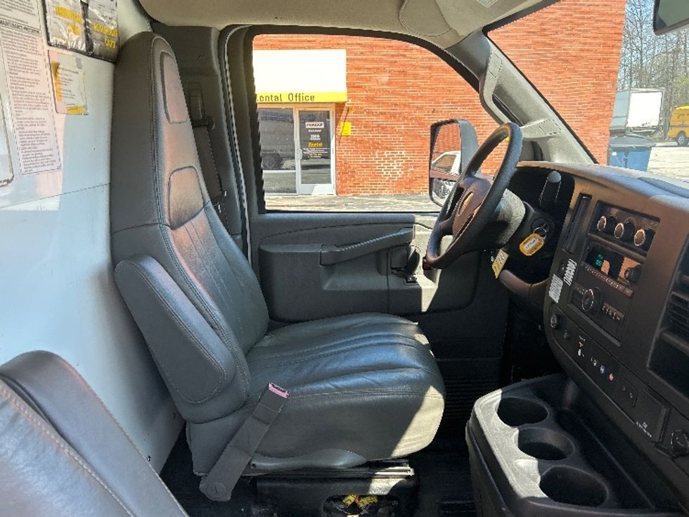 Light Duty Box Truck-Light and Medium Duty Trucks-GMC-2021-Savana G33903-Middlefield-OH-110,303\n\t\tmiles-$ 27,500 - Image 19