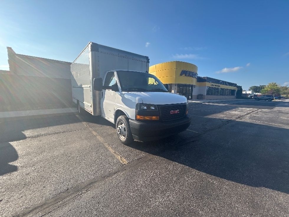 Light Duty Box Truck-Light and Medium Duty Trucks-GMC-2021-Savana G33903-Middlefield-OH-86,057\n\t\tmiles-$ 30,750 - Image 1