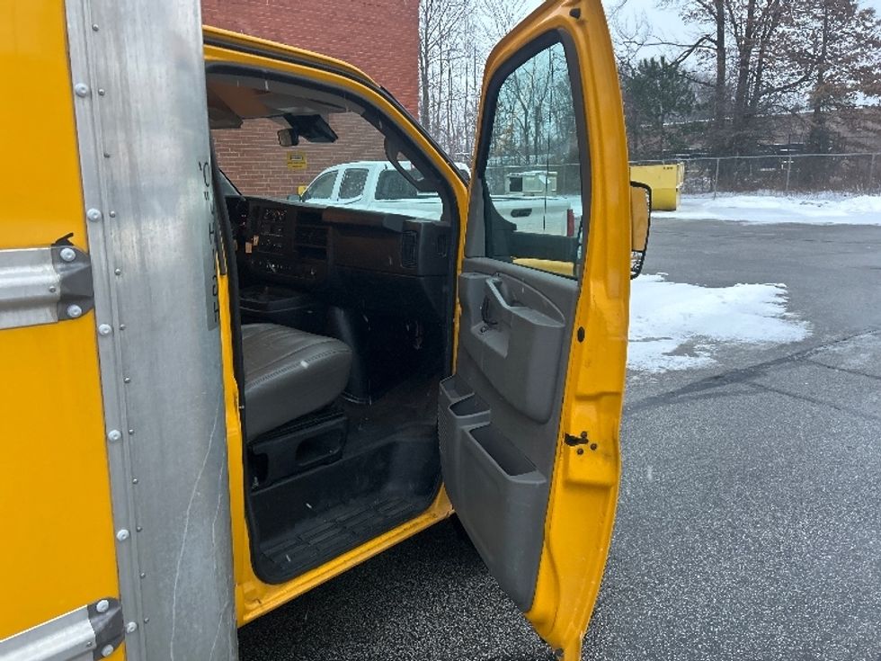 Light Duty Box Truck-Light and Medium Duty Trucks-GMC-2021-Savana G33903-Middlefield-OH-87,179\n\t\tmiles-$ 27,750 - Image 17