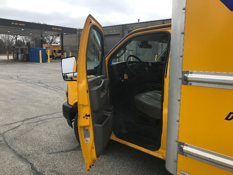 Light Duty Box Truck-Light and Medium Duty Trucks-GMC-2021-Savana G33903-Milwaukee-WI-101,301\n\t\tmiles-$ 27,500 - Image 16