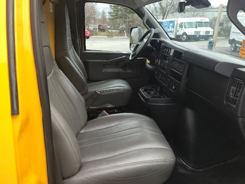 Light Duty Box Truck-Light and Medium Duty Trucks-GMC-2021-Savana G33903-Milwaukee-WI-101,301\n\t\tmiles-$ 27,500 - Image 22