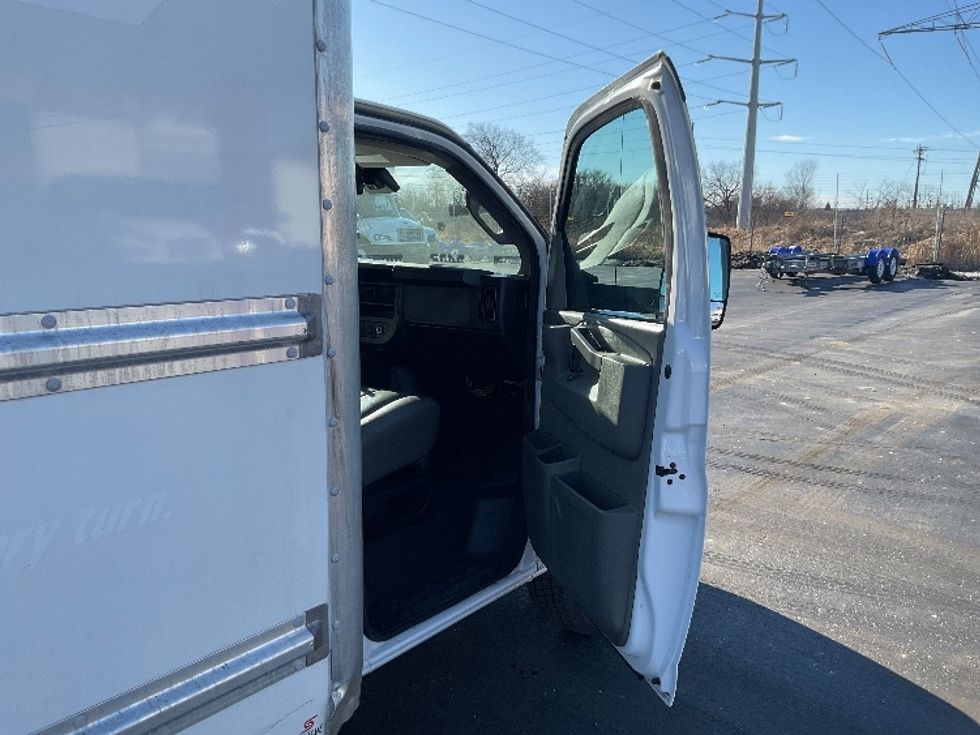 Light Duty Box Truck-Light and Medium Duty Trucks-GMC-2021-Savana G33903-Milwaukee-WI-102,260\n\t\tmiles-$ 29,750 - Image 18