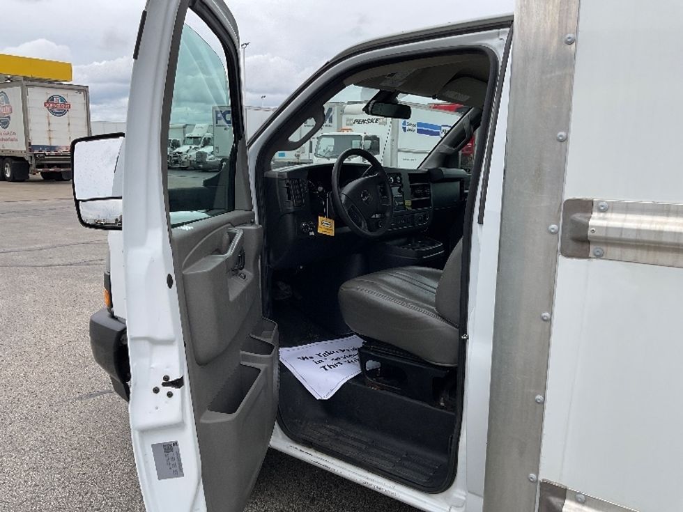 Light Duty Box Truck-Light and Medium Duty Trucks-GMC-2021-Savana G33903-Milwaukee-WI-105,800\n\t\tmiles-$ 26,750 - Image 13