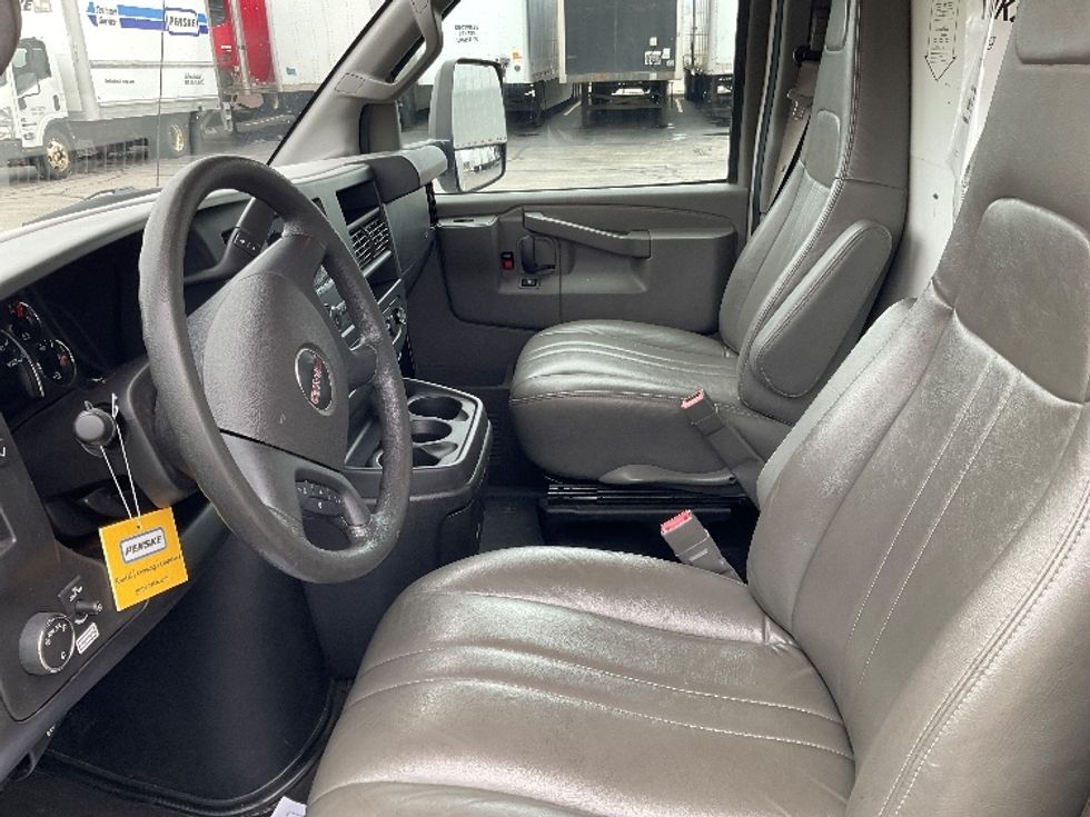 Light Duty Box Truck-Light and Medium Duty Trucks-GMC-2021-Savana G33903-Milwaukee-WI-105,800\n\t\tmiles-$ 26,750 - Image 16